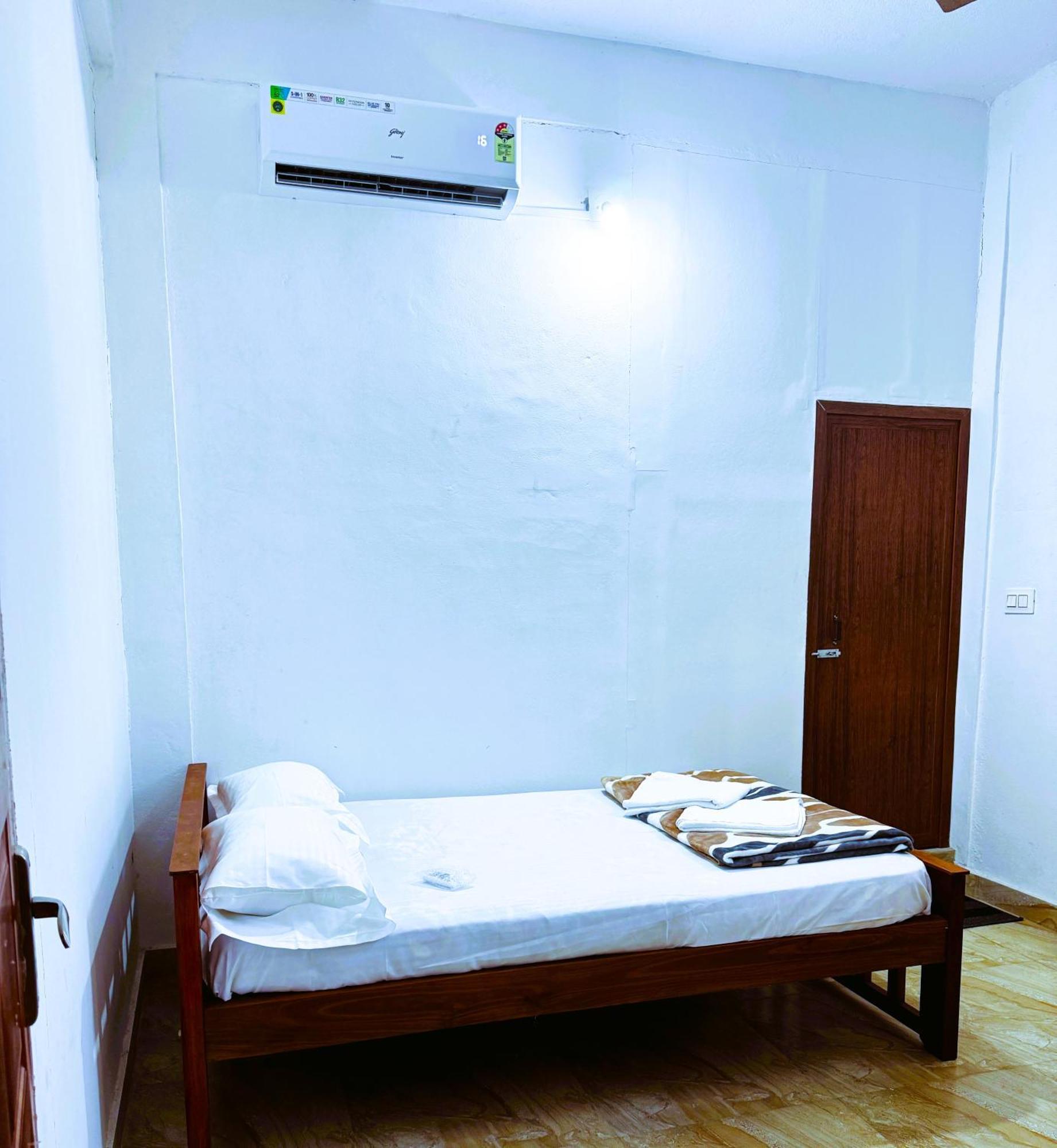 Vcs Apartments Parassinikadavu Parassinikkadavu ภายนอก รูปภาพ
