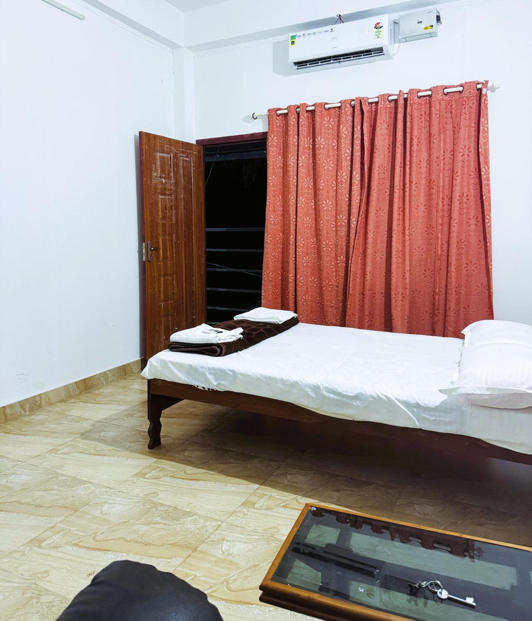 Vcs Apartments Parassinikadavu Parassinikkadavu ภายนอก รูปภาพ